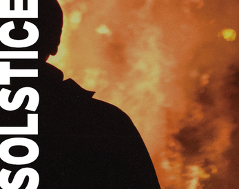 on y voit une silhouette noire se découper sur un fond de flammes