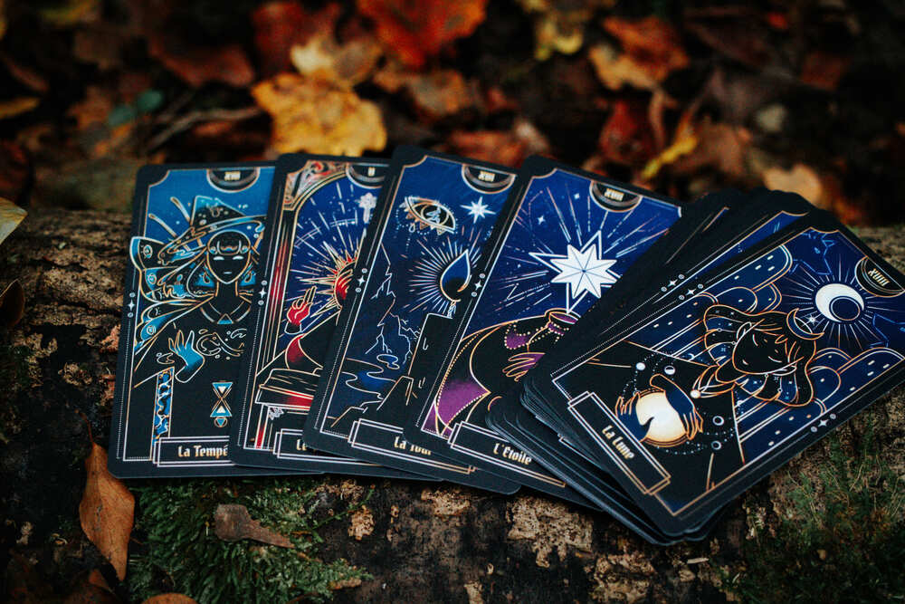 Cartes de tarot dans une fôret
