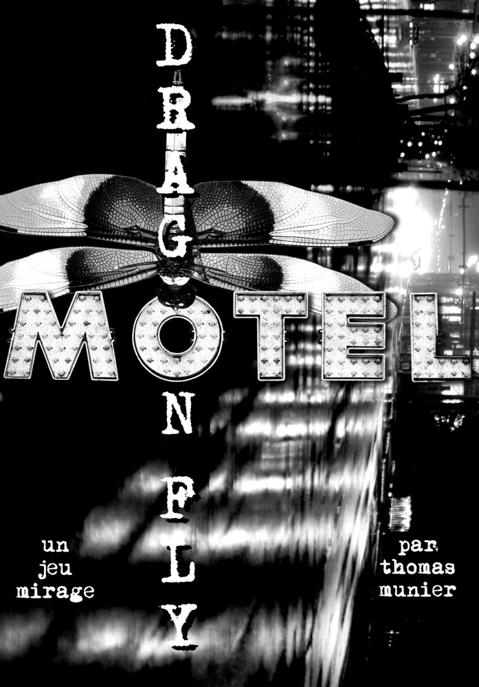un photo montage en noir en blanc figurant en fond une milieu urbain de nuit avec au premier plan une libellule et le nom du jeu à la manière d'une enseigne de motel